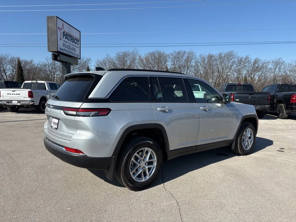 New 2026 Silver Zynith Jeep Laredo X image 3