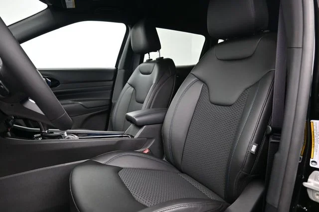 New 2026 Diamond Black Crystal Pearl-Coat Exterior Paint Jeep Latitude image 13