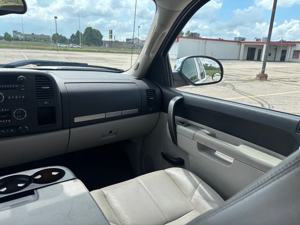 Used 2011 White Chevrolet LT image 16