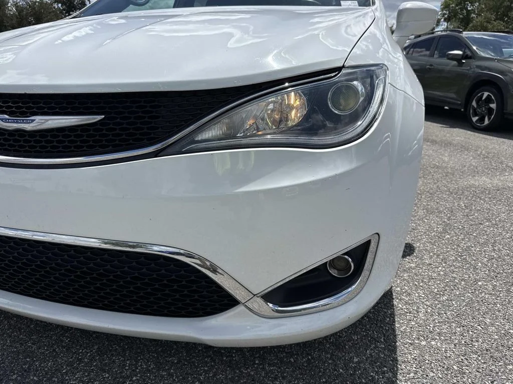 Used 2018 White Chrysler Touring L image 9