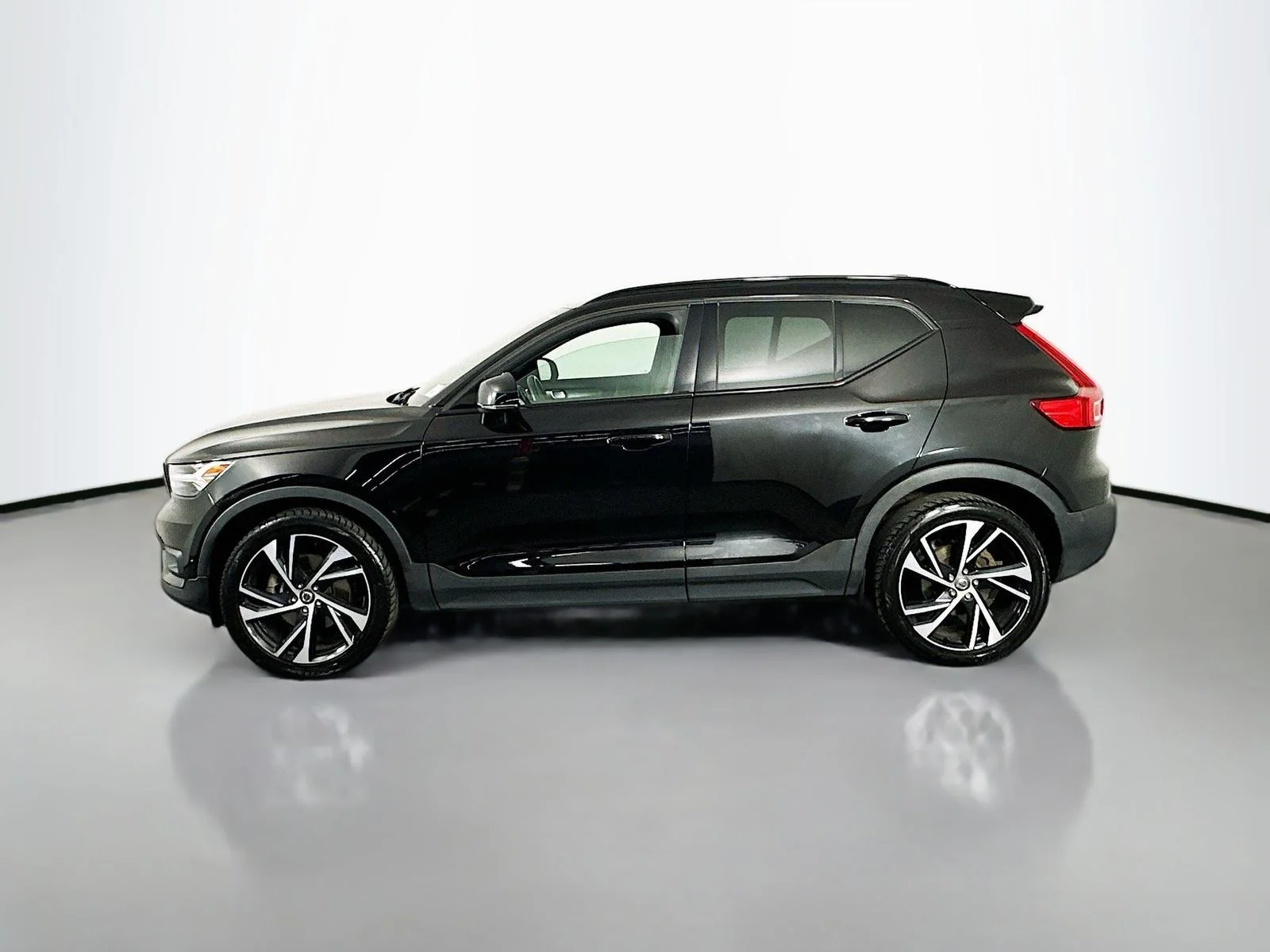 Used 2021 Black Volvo R-Design image 4