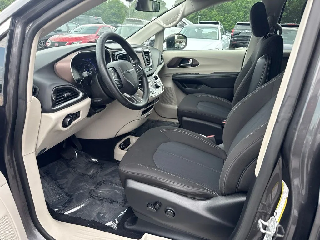 Used 2021 Gray Chrysler LX image 3