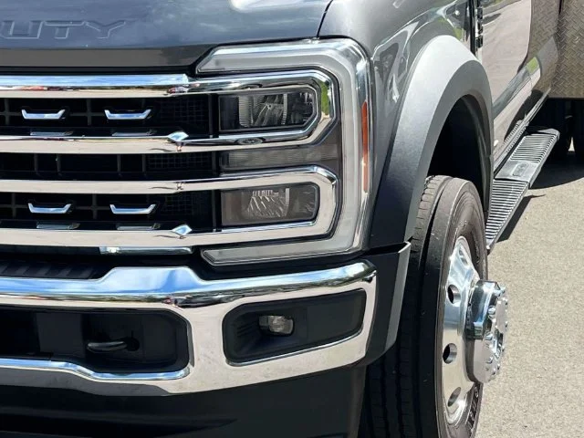 Used 2023 Gray Metallic Ford Lariat image 9