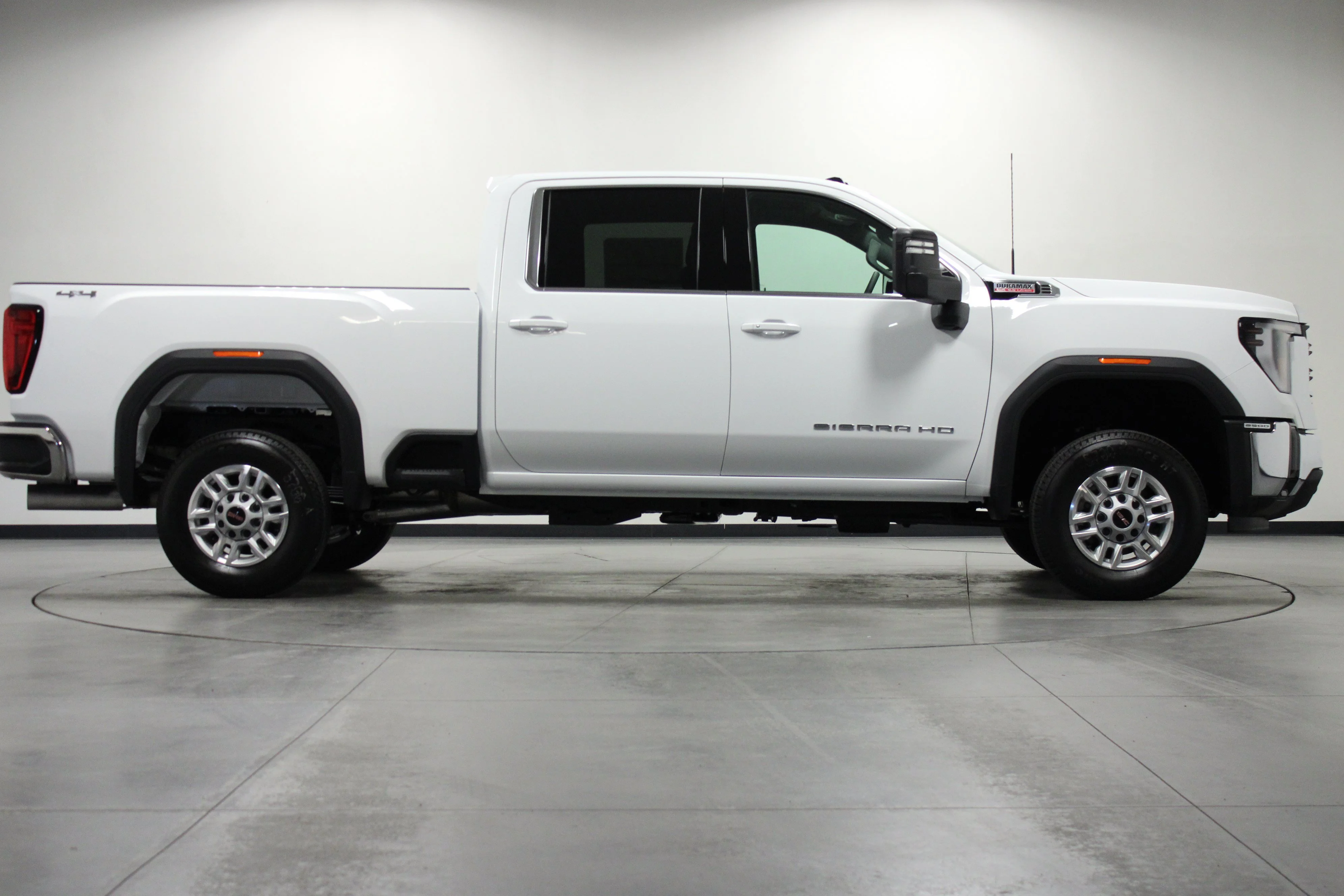 New 2026 Summit White GMC SLE image 2