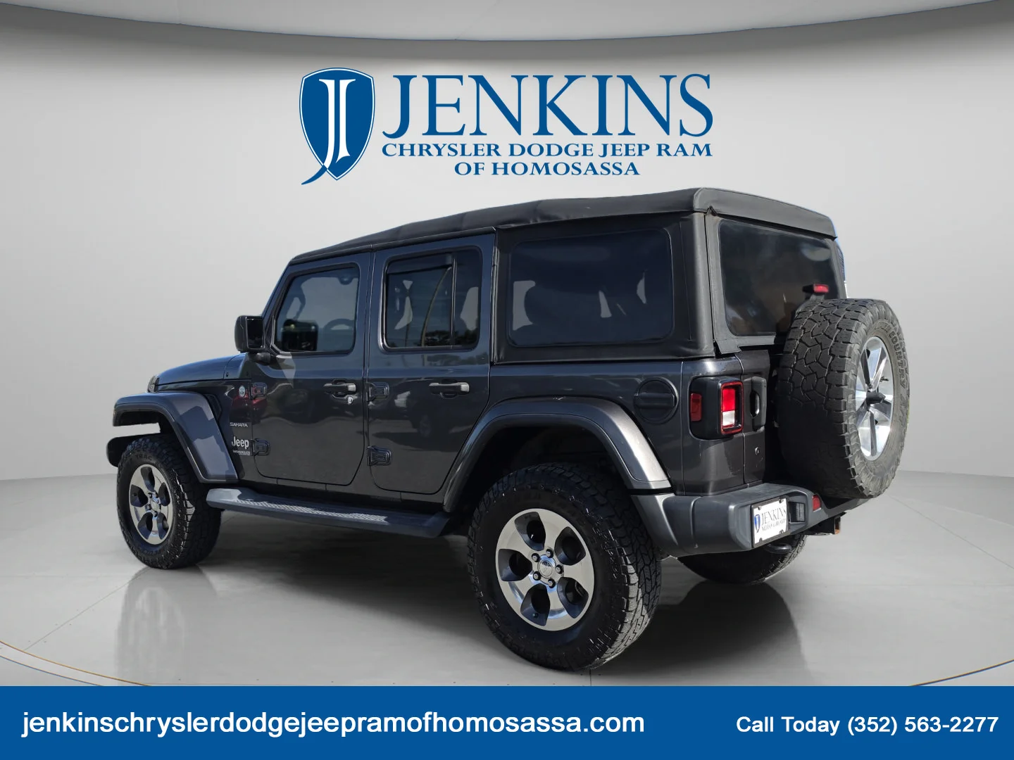 Used 2018 Granite Crystal Metallic Clearcoat Jeep Sahara image 8