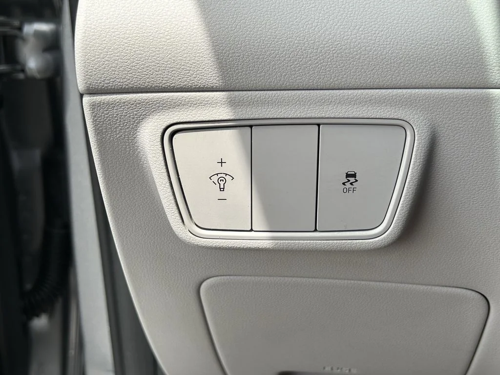 Used 2024 Silver Hyundai SE image 28