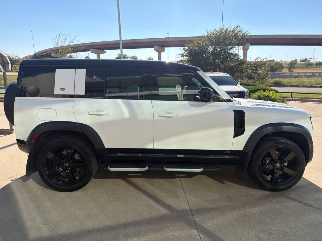 Used 2023 White Land Rover V8 image 6
