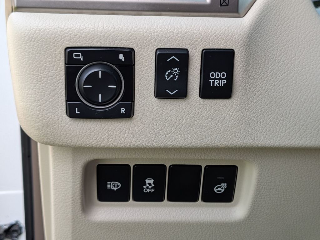 Used 2010 White Lexus 460 Premium image 19