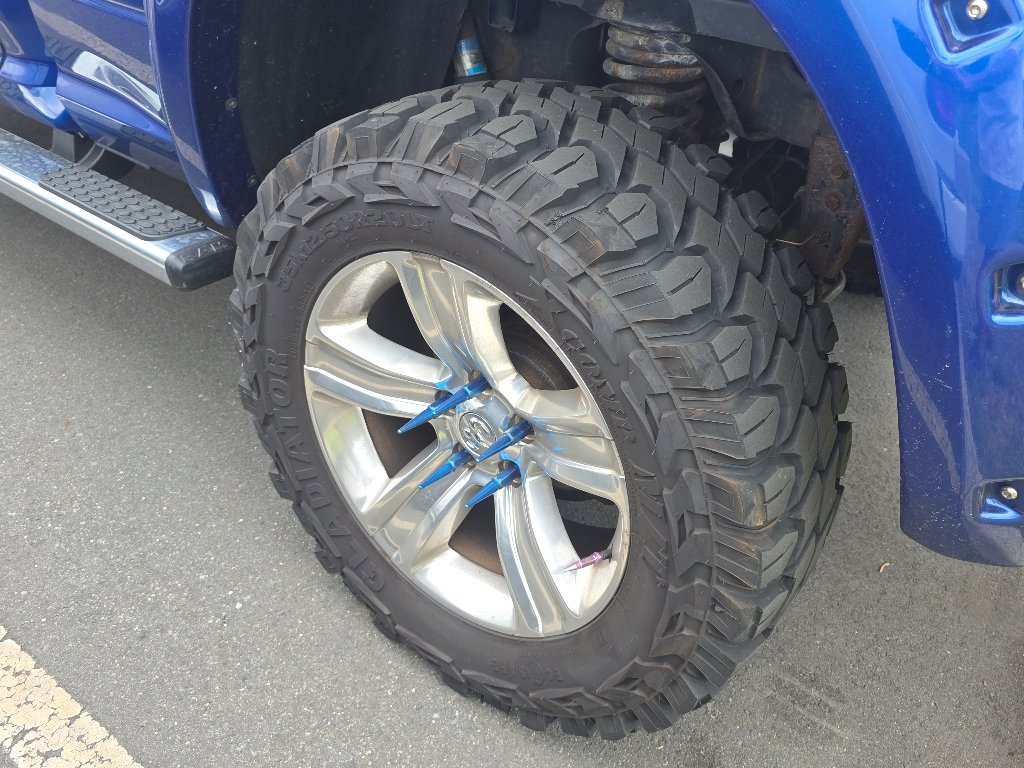 Used 2017 Blue Streak Pearl Coat Ram Sport image 6
