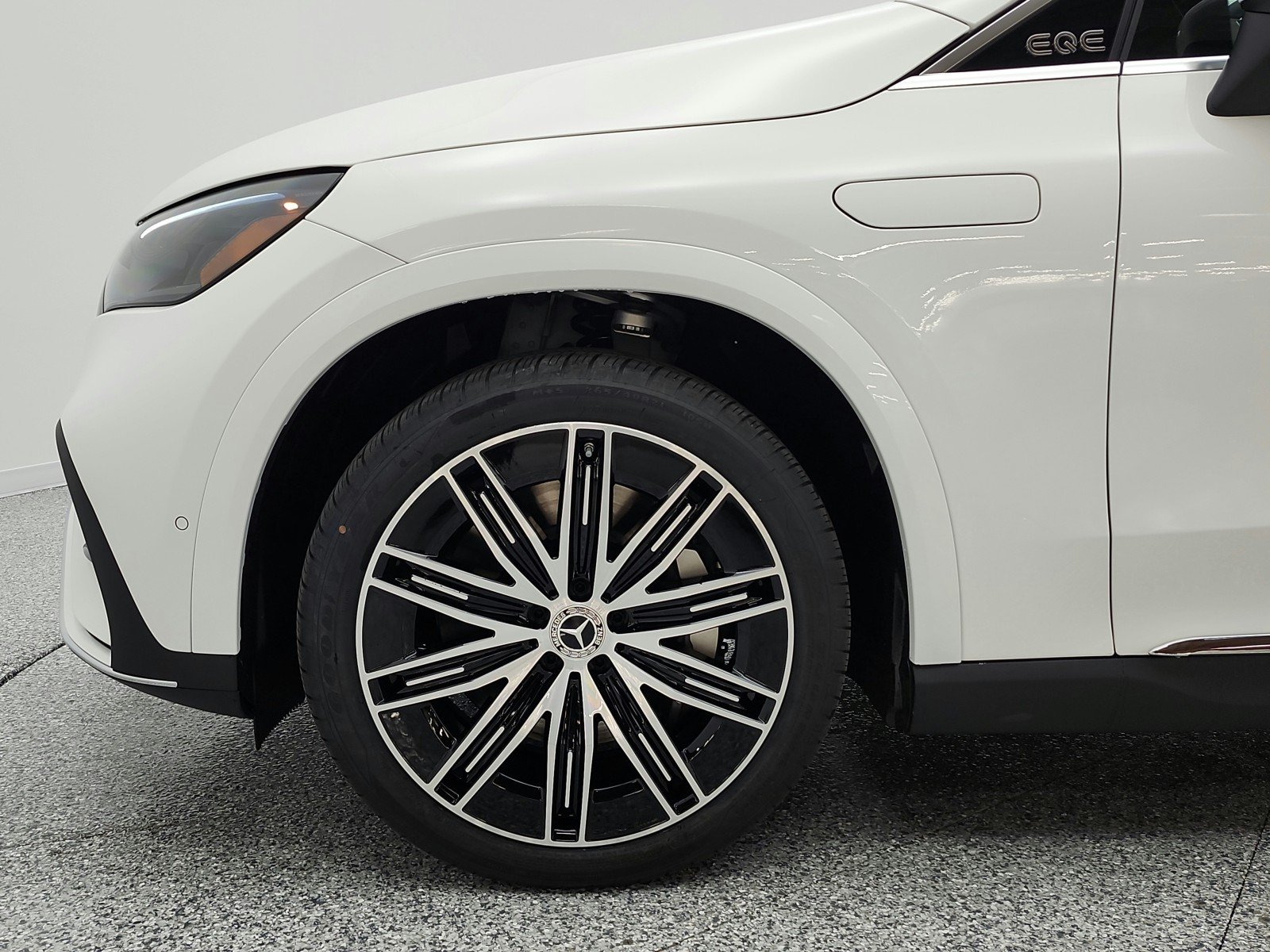 New 2026 Polar White Mercedes-Benz EQE 320 4MATIC® SUV image 14