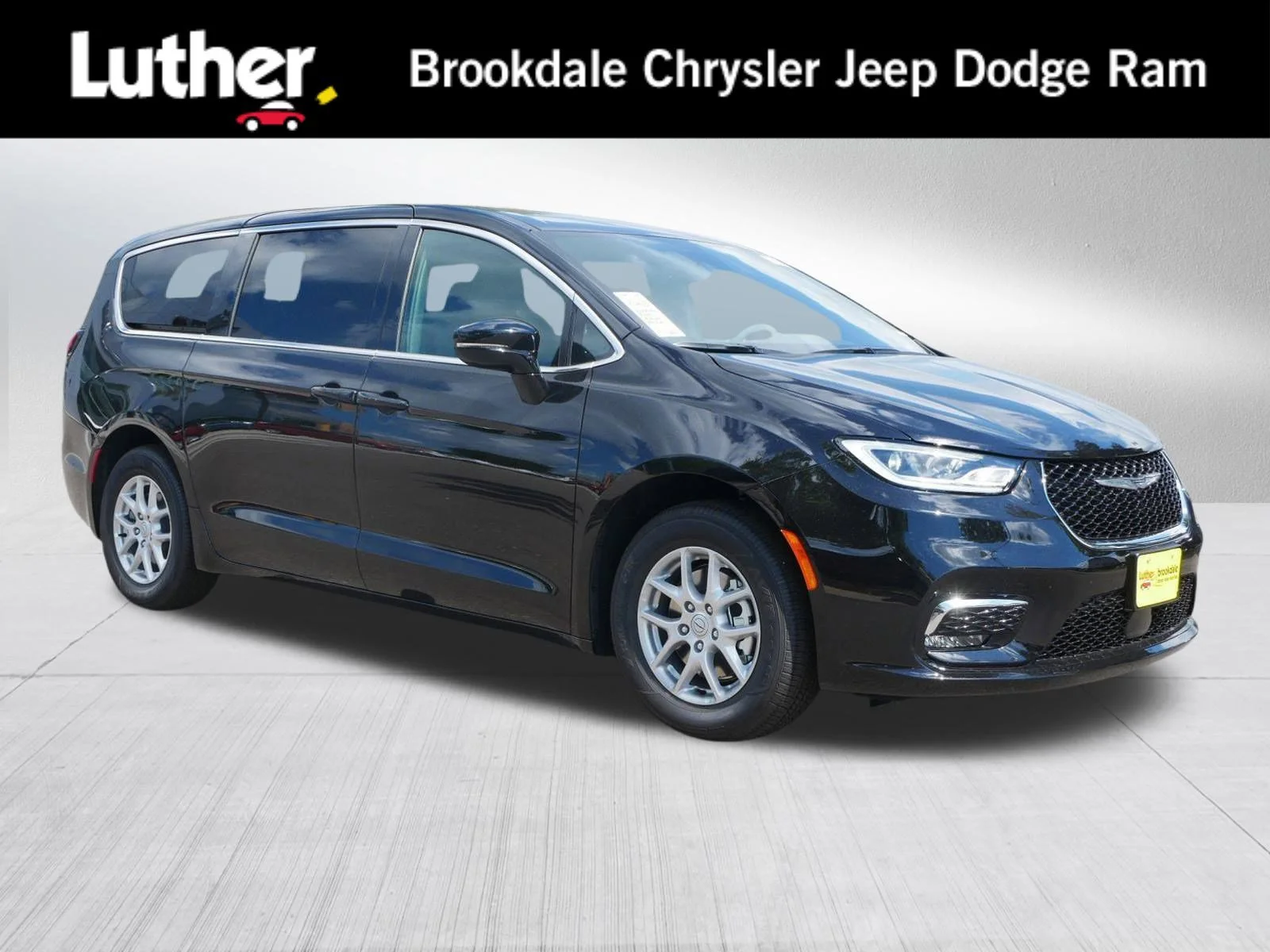 2026 Chrysler Pacifica Select's photo