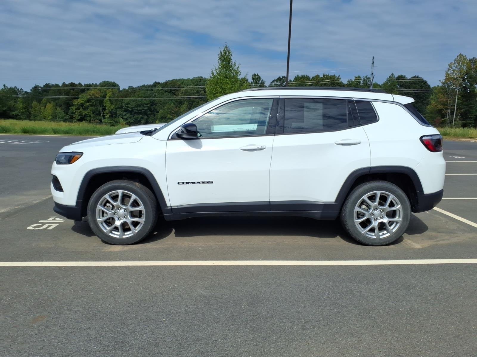Used 2024 Bright White Clearcoat Jeep Latitude Lux image 16