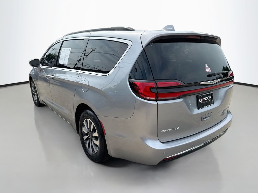 Used 2021 Billet Silver Metallic Clearcoat Chrysler Hybrid Touring image 5