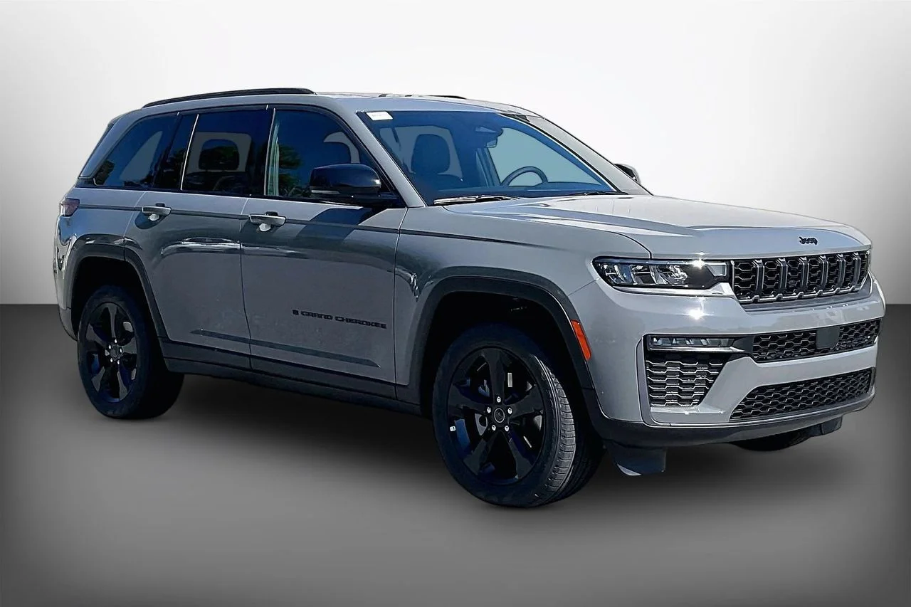 New 2027 Sting-Gray Clear-Coat Paint Jeep Limited image 1