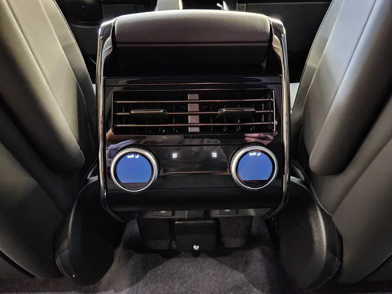 New 2026 Santorini Black Metallic Land Rover Dynamic SE - P400 image 50