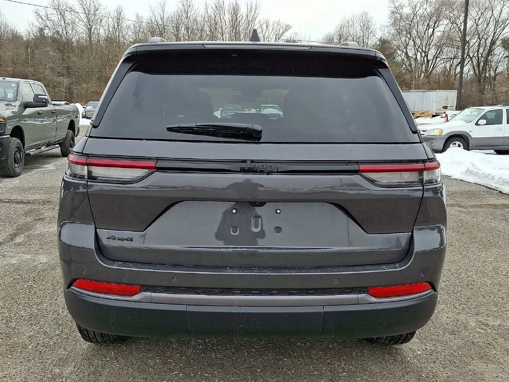 New 2026 Baltic Gray Metallic Clear-Coat Exterior Paint Jeep Altitude image 7
