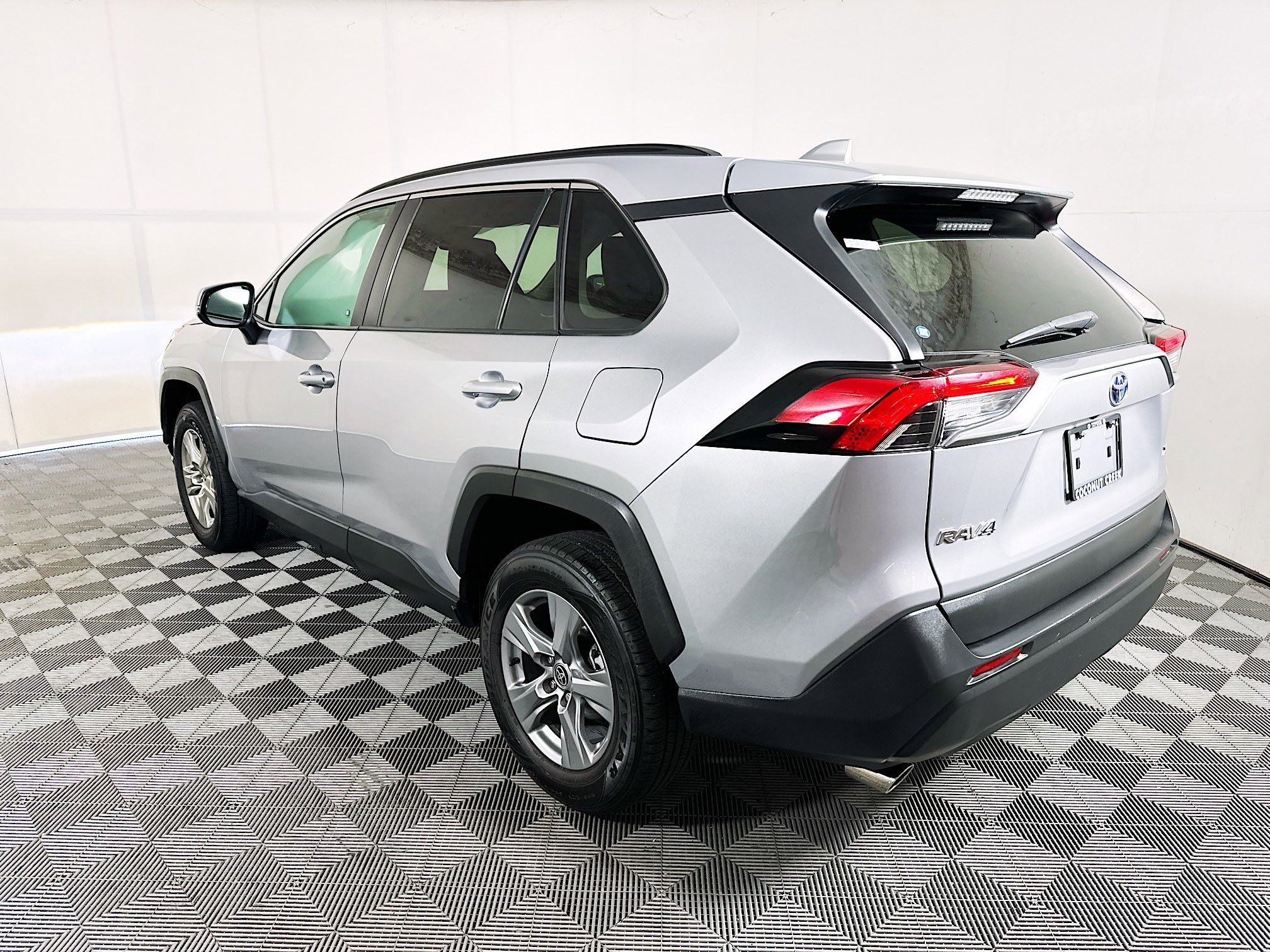Used 2022 Silver Sky Metallic Toyota XLE image 5