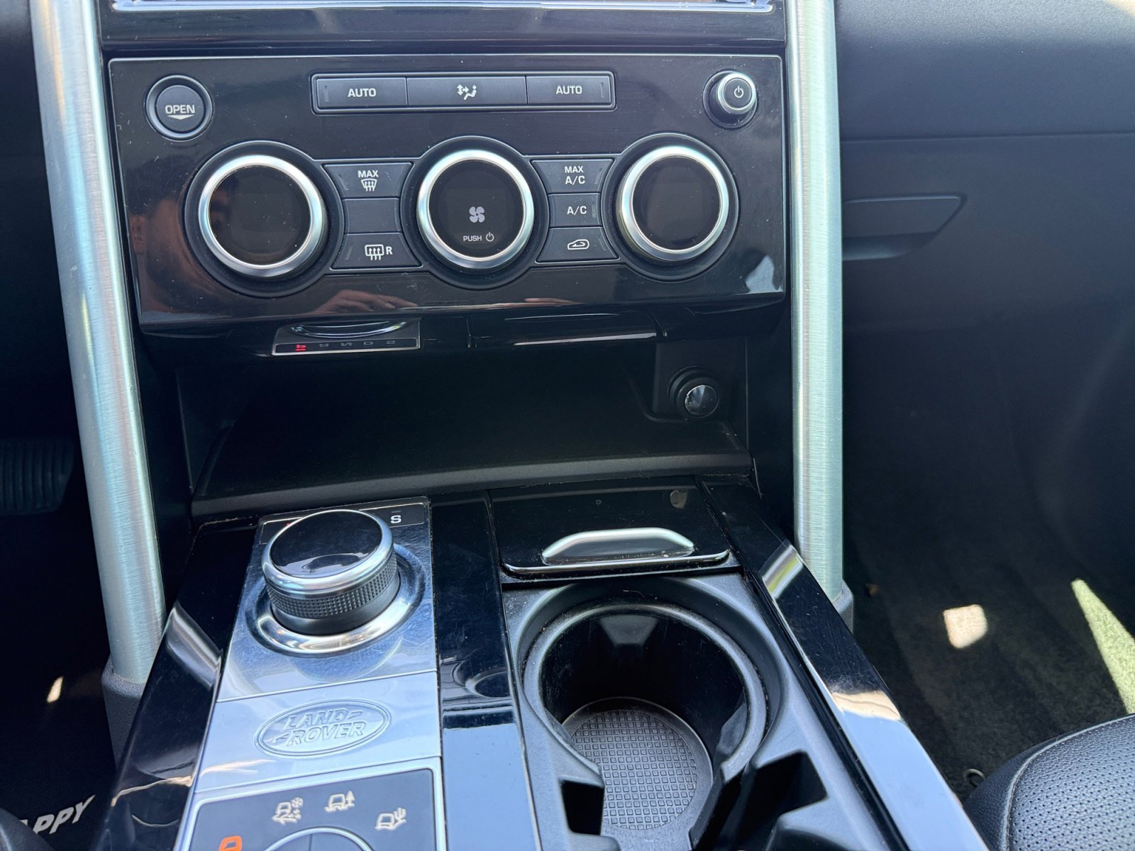 Used 2017 White Land Rover HSE image 13