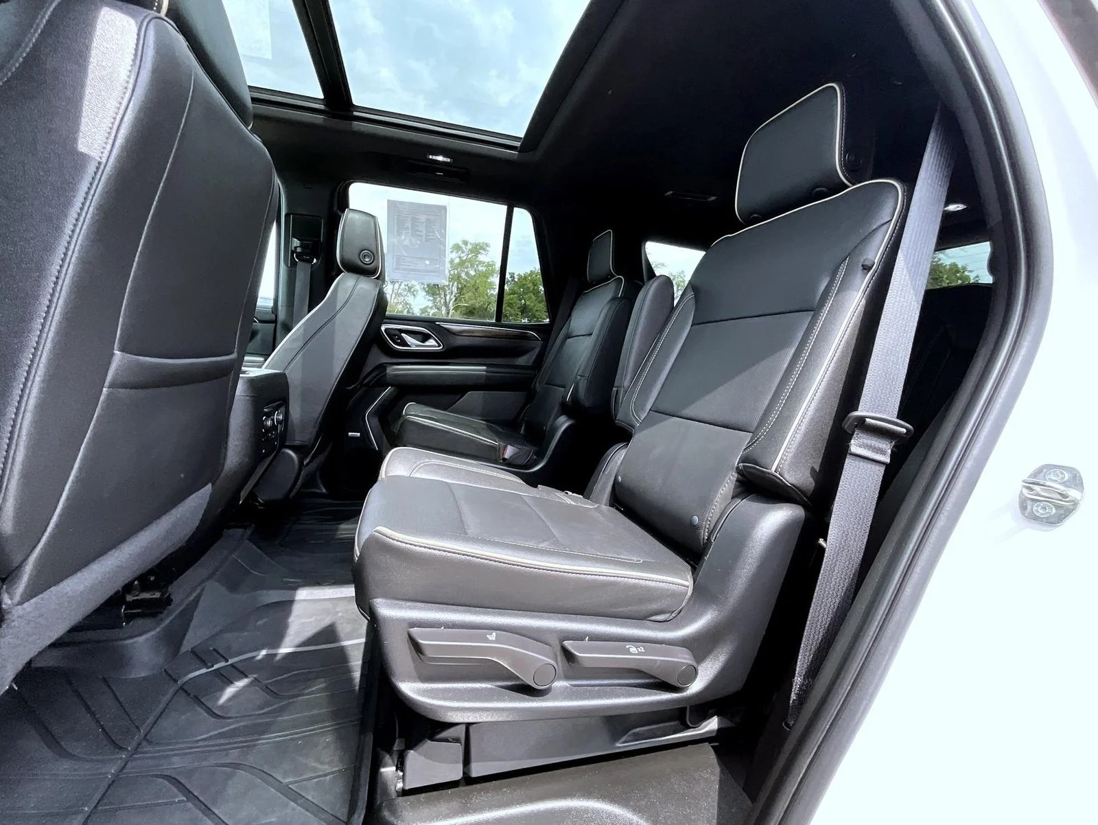 Used 2023 White Chevrolet Premier image 23