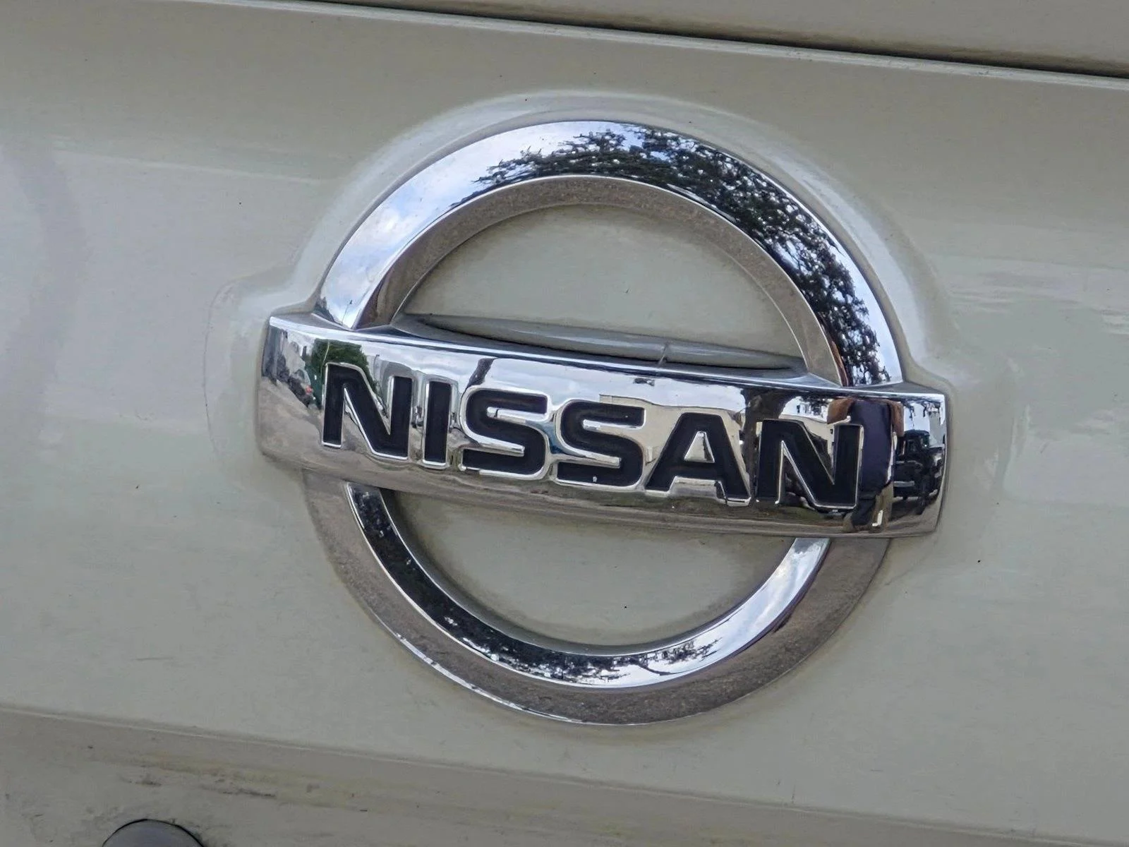 Used 2019 Pearl White Tricoat Nissan SL image 16