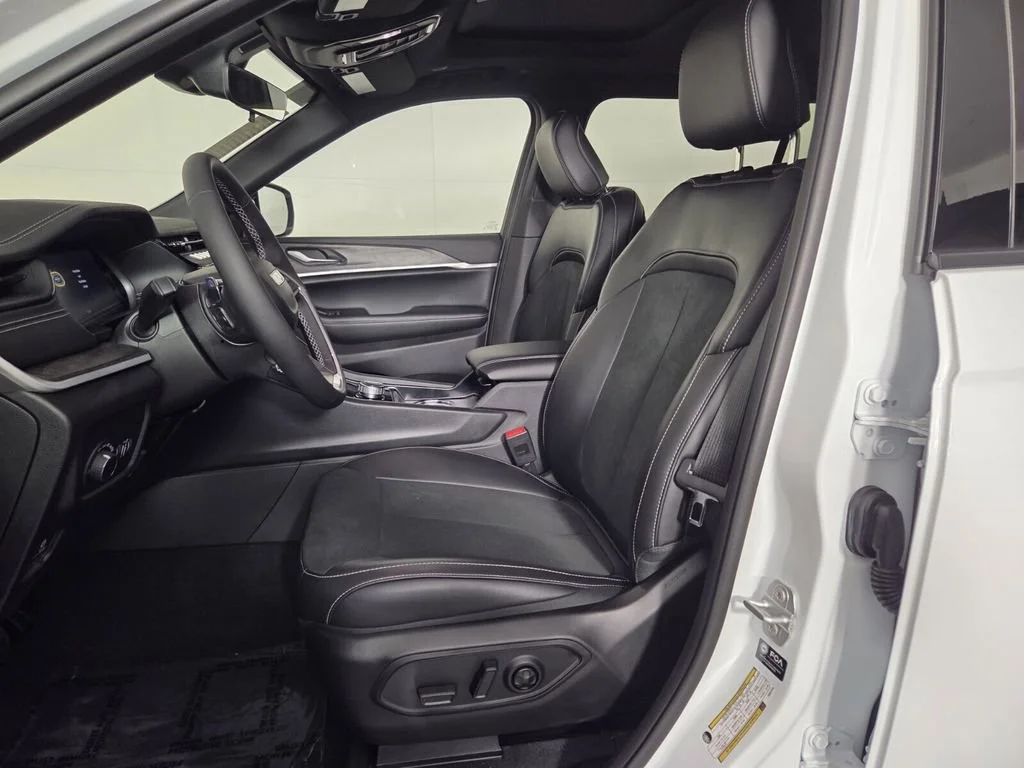 New 2026 Bright White Clear-Coat Exterior Paint Jeep Laredo Altitude image 10