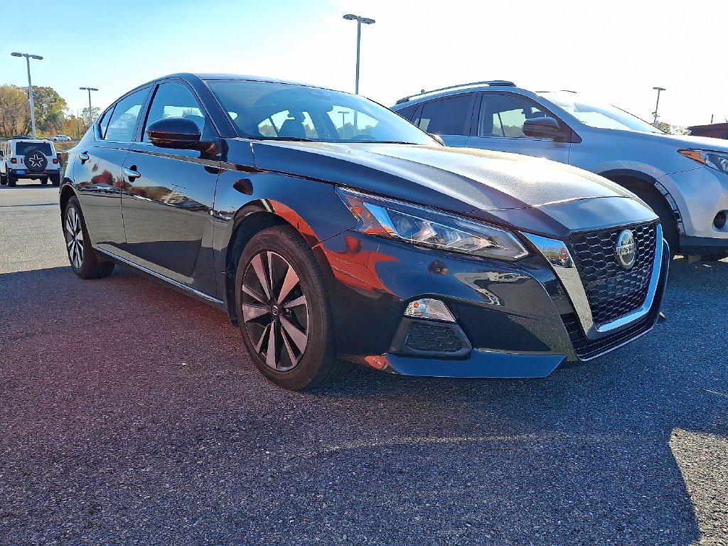 Used 2022 Blue Nissan 2.5 SV image 1