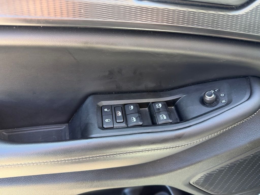 Used 2023 White/off-white Jeep Laredo image 17