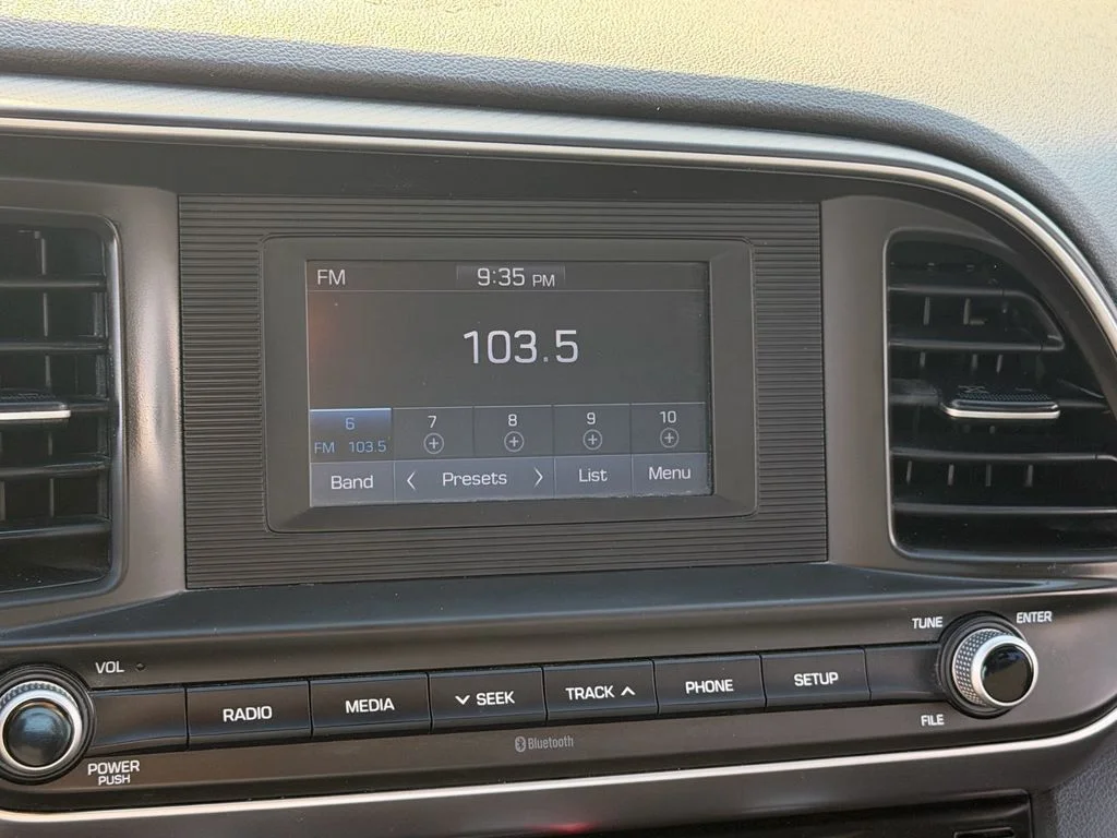 Used 2020 White Hyundai SE image 19