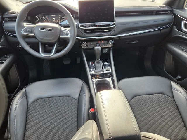 New 2026 Diamond Black Crystal Pearlcoat Jeep Latitude image 8
