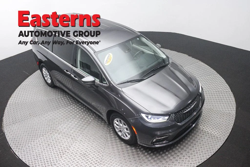 Used 2023 Gray Chrysler Touring L image 3