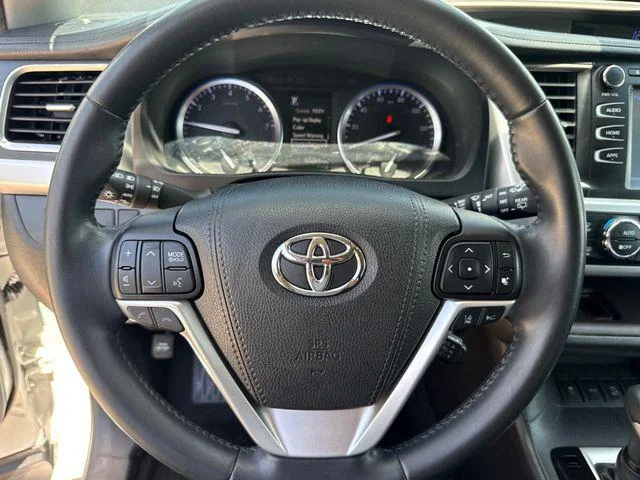 Certified Used 2018 BLIZZARD PEARL Toyota XLE image 14