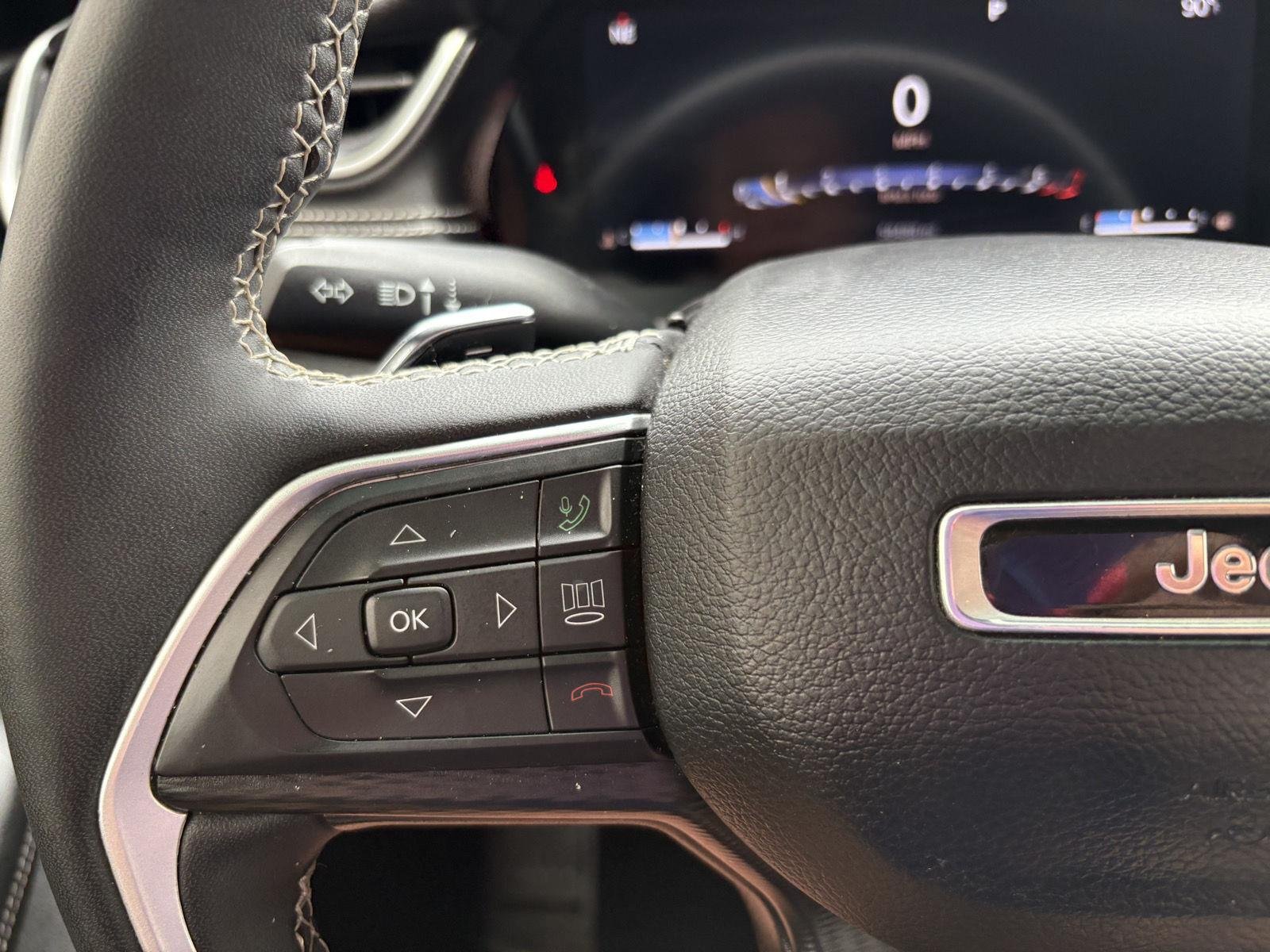 Used 2023 Diamond Black Crystal Pearlcoat Jeep Altitude image 25