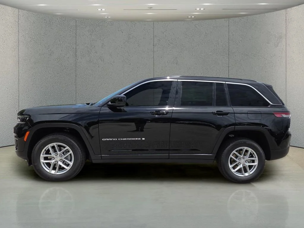 New 2026 Diamond Black Crystal Pearl-Coat Exterior Paint Jeep Laredo image 8