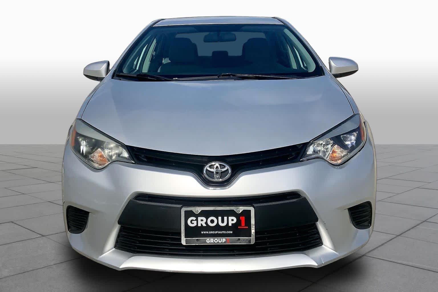 Used 2014 Classic Silver Metallic Toyota LE image 4