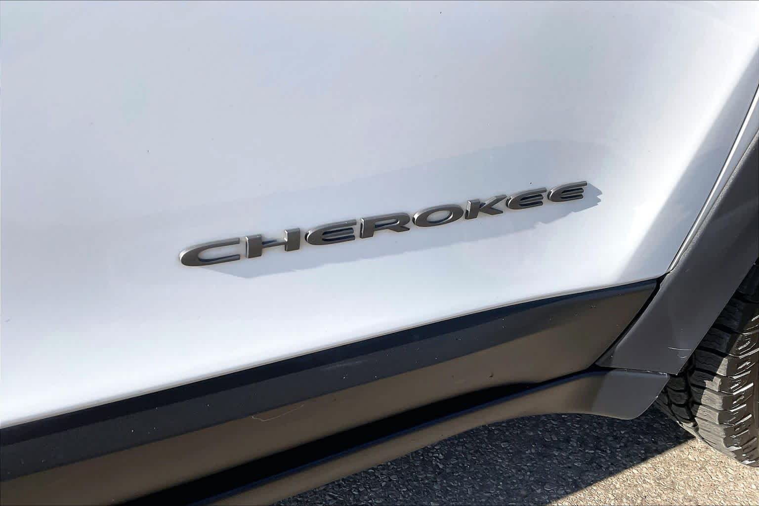 Used 2016 Bright White Clearcoat Jeep Trailhawk image 10