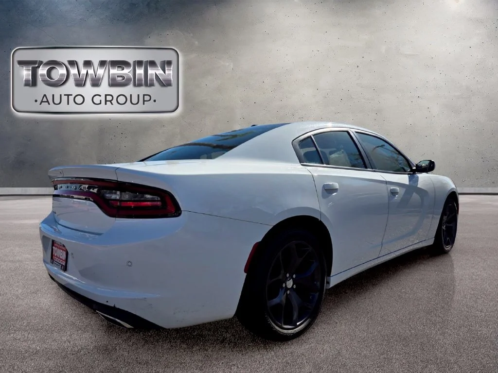 Used 2022 White Dodge SXT image 4