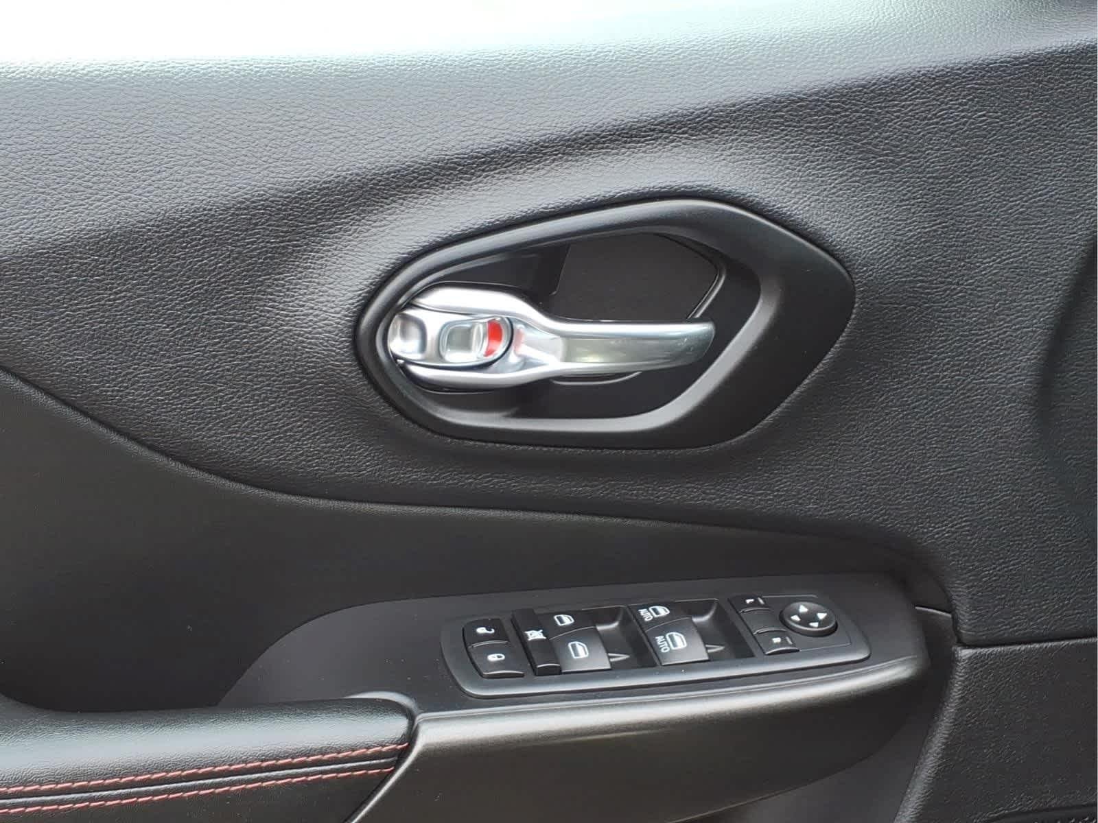 Used 2021 Olive Green Pearlcoat Jeep Trailhawk image 12