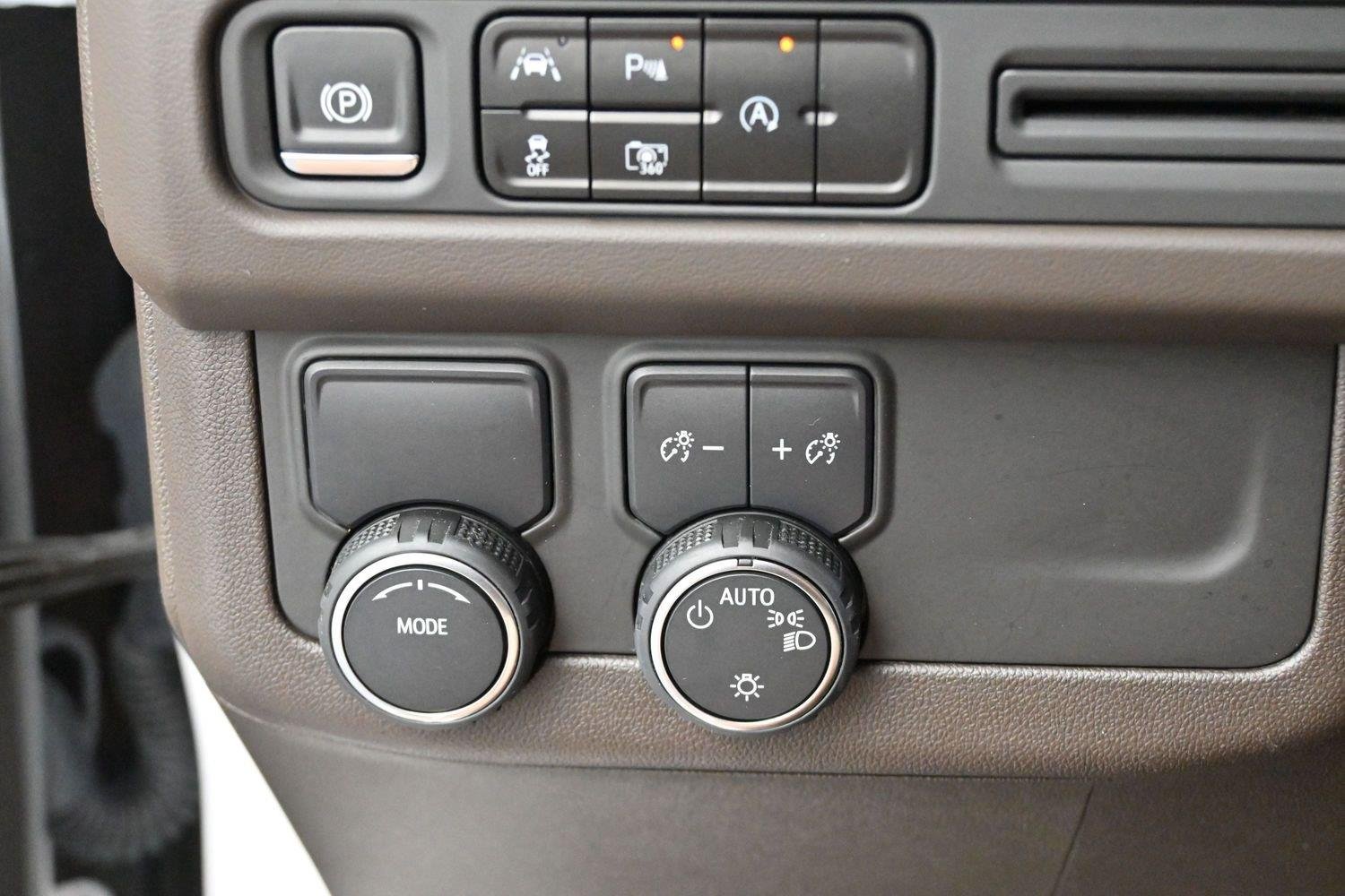 Used 2024 Summit White Chevrolet LT image 27