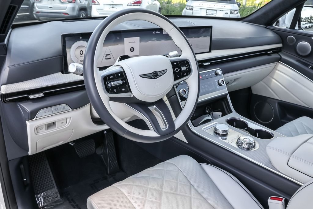 Used 2025 White Genesis 3.5T Prestige image 4