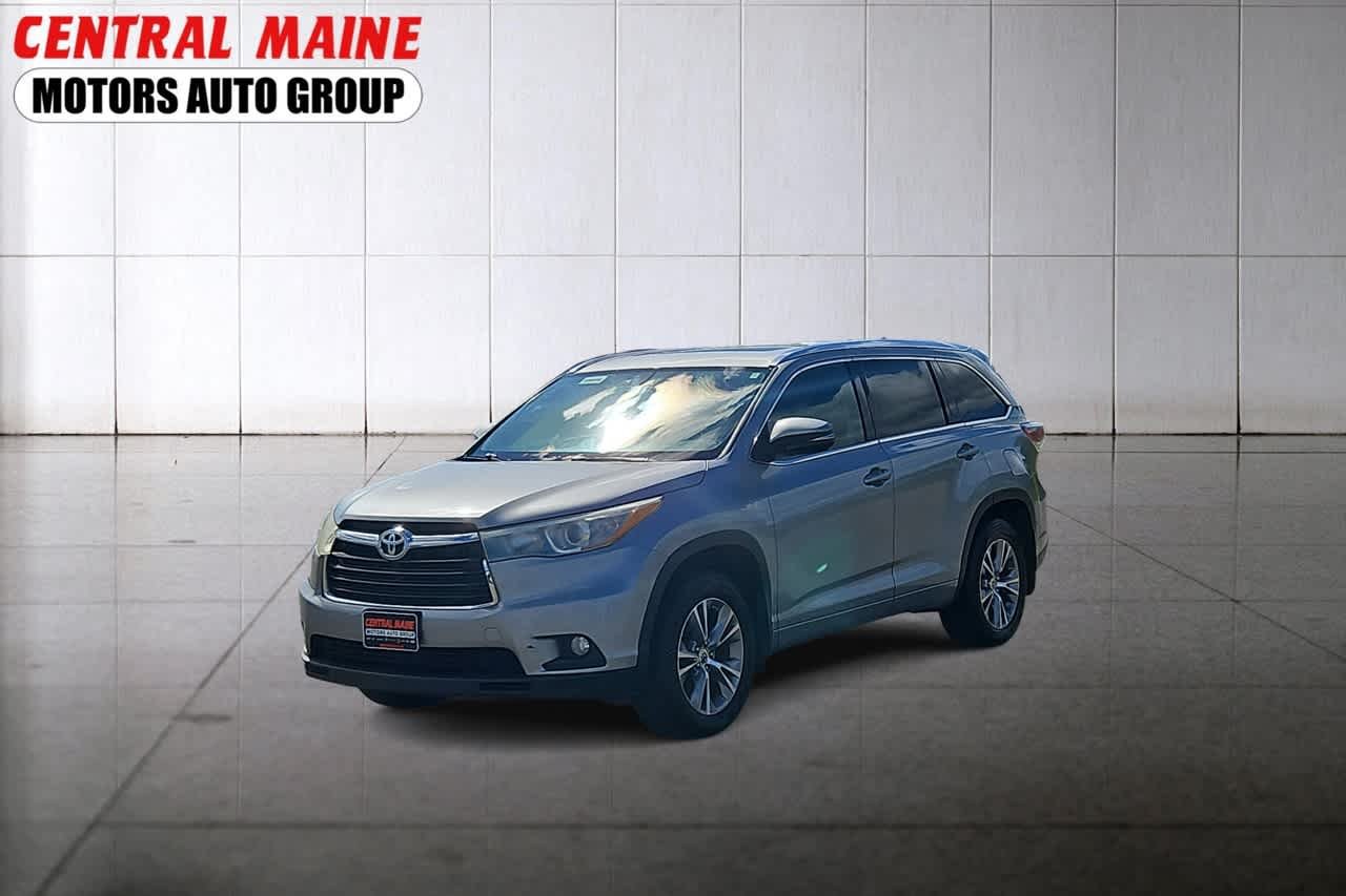 Used 2015 Silver Sky Metallic Toyota XLE image 3