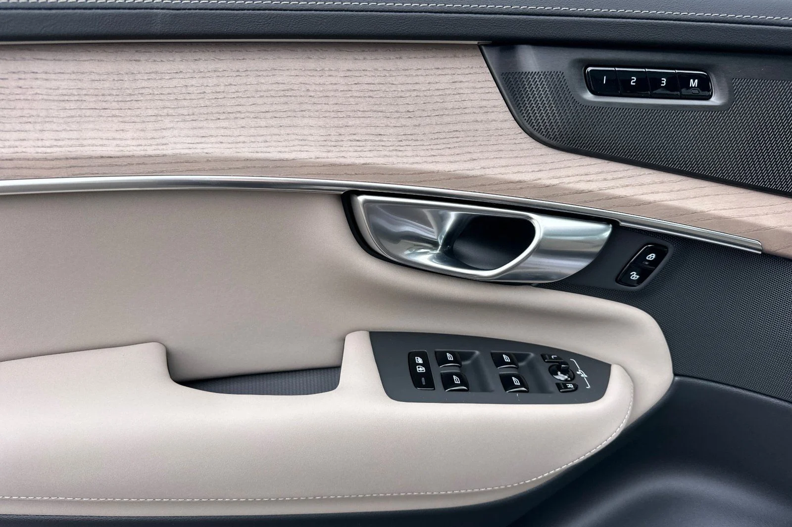 2026 Volvo XC90 Plus - Photo 10