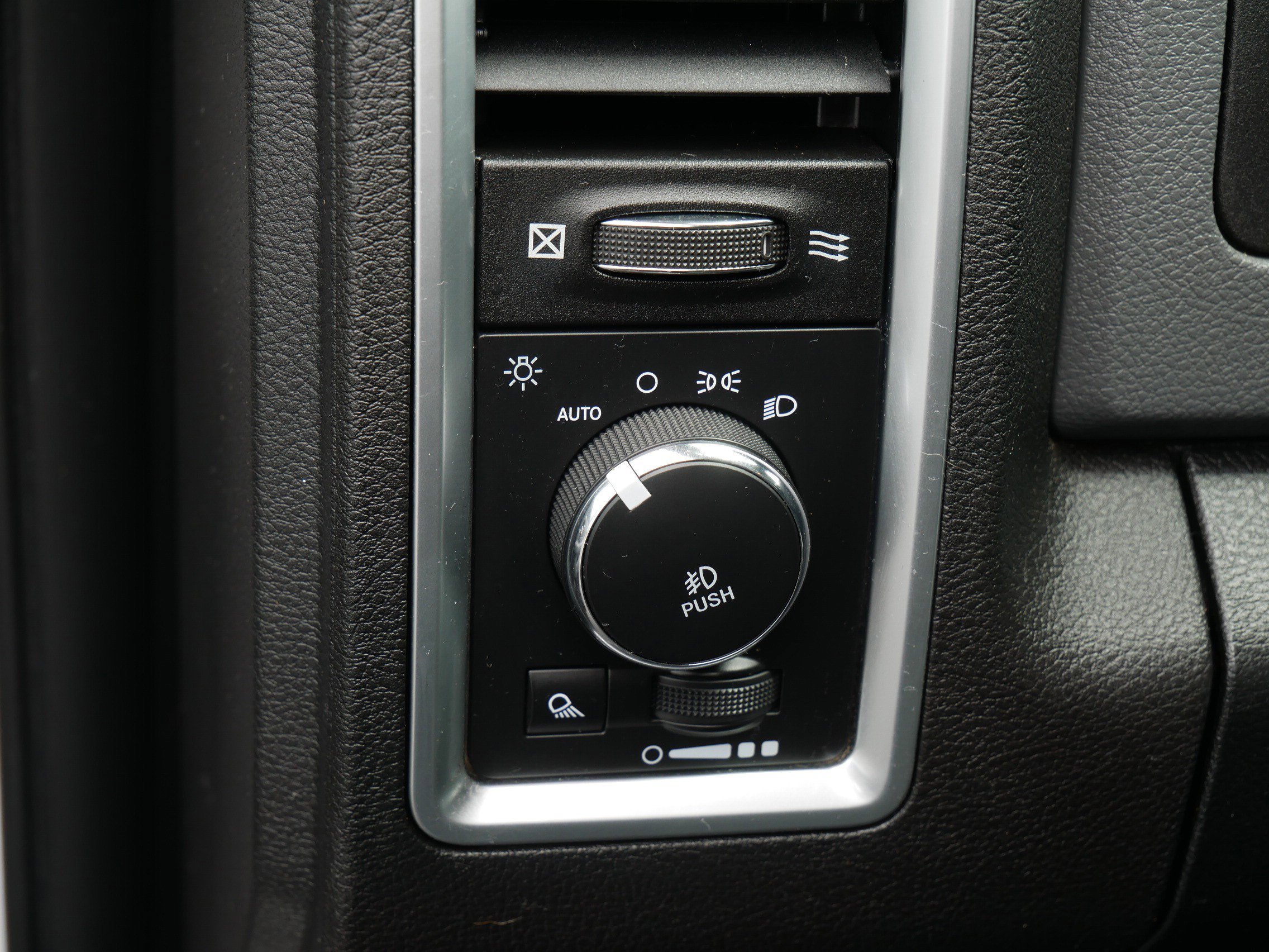 Used 2018 Bright White Clearcoat Ram SLT image 18