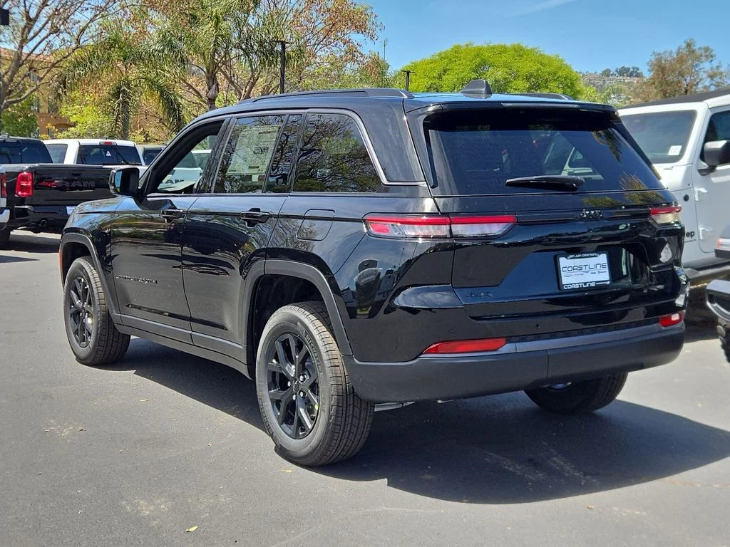 New 2026 Diamond Black Crystal Pearl-Coat Exterior Paint Jeep Altitude image 5