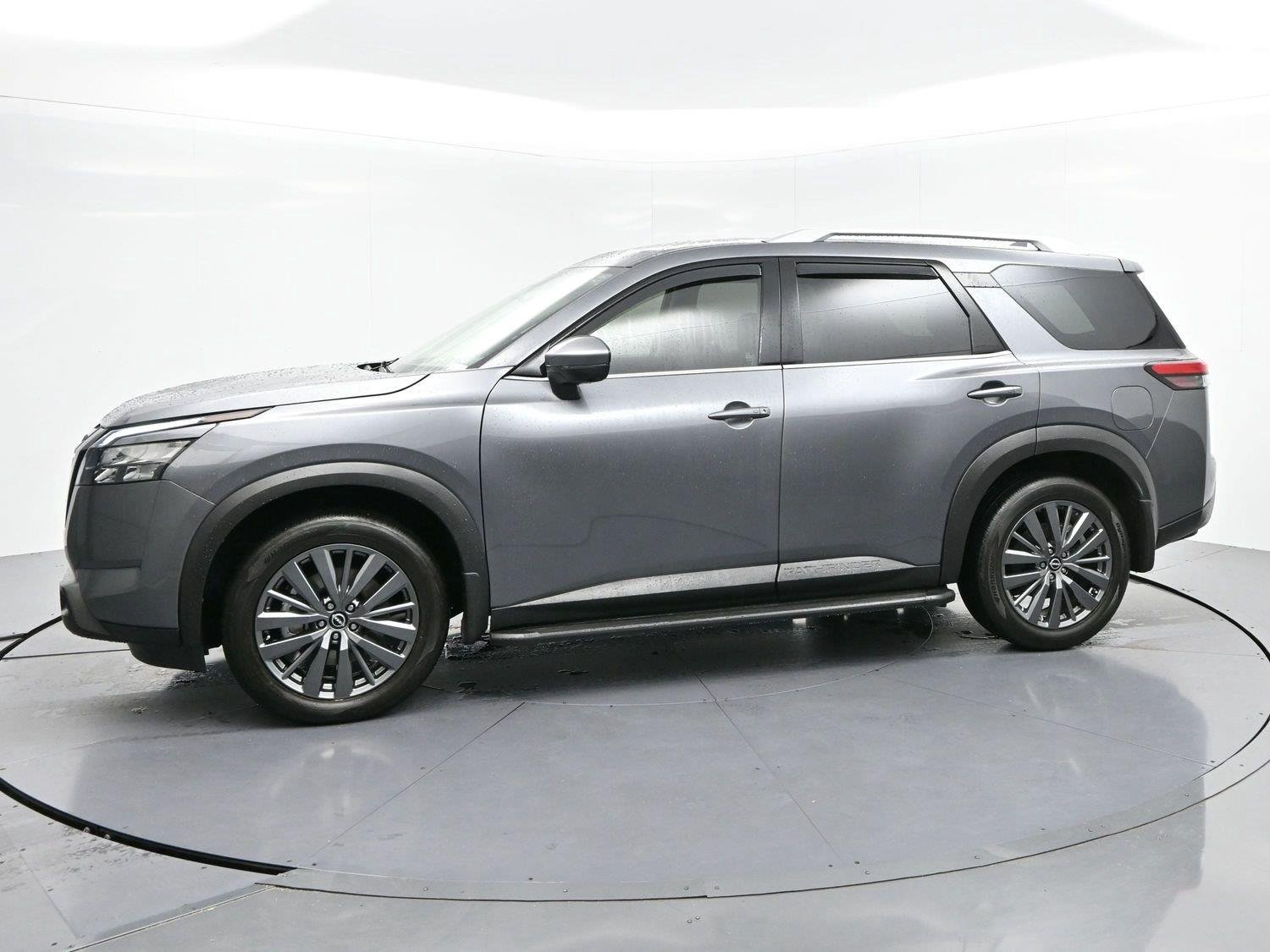 Used 2025 Gun Metallic Nissan SL image 4