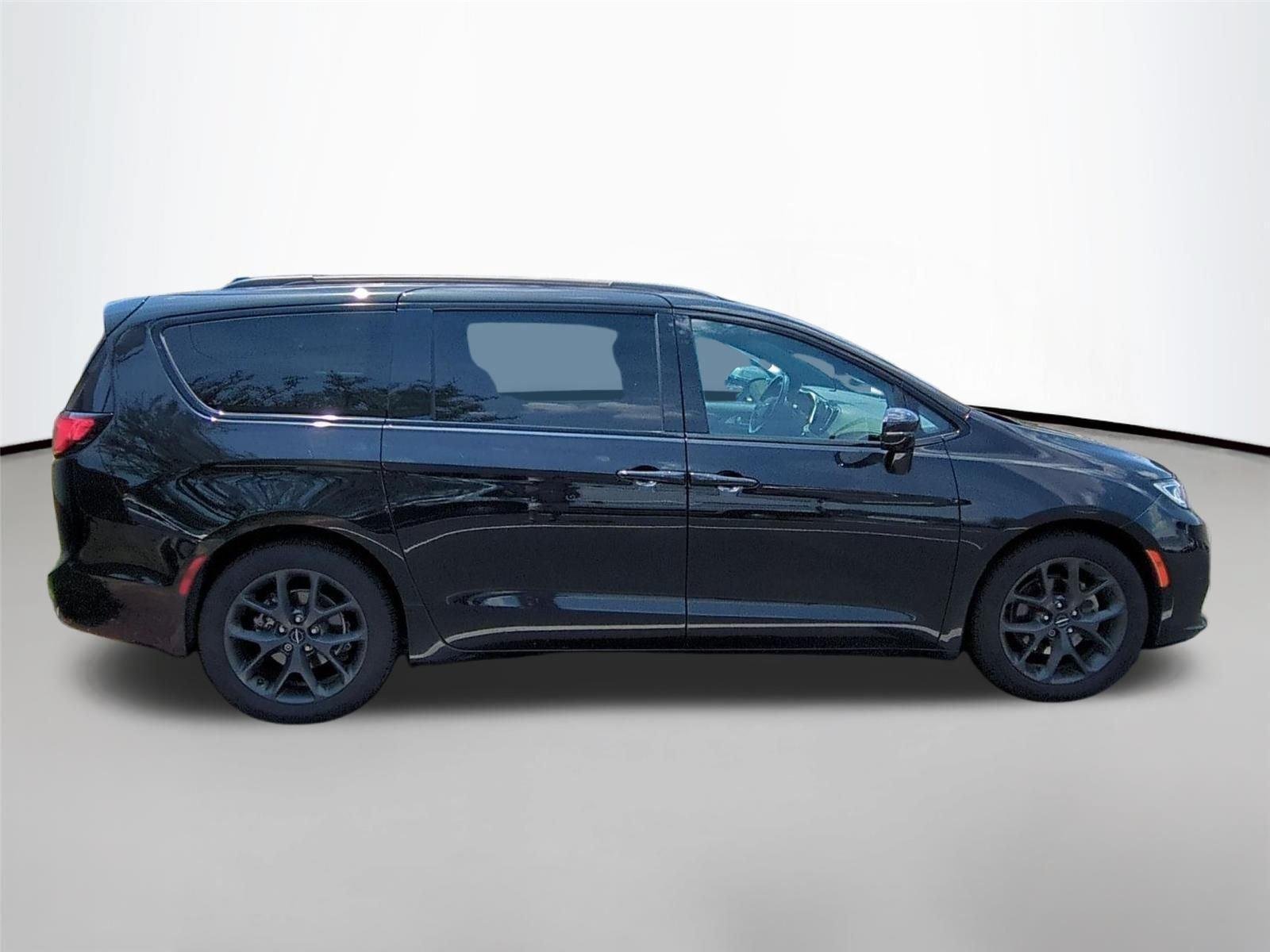 Used 2021 Brilliant Black Crystal Pearlcoat Chrysler Touring L image 4