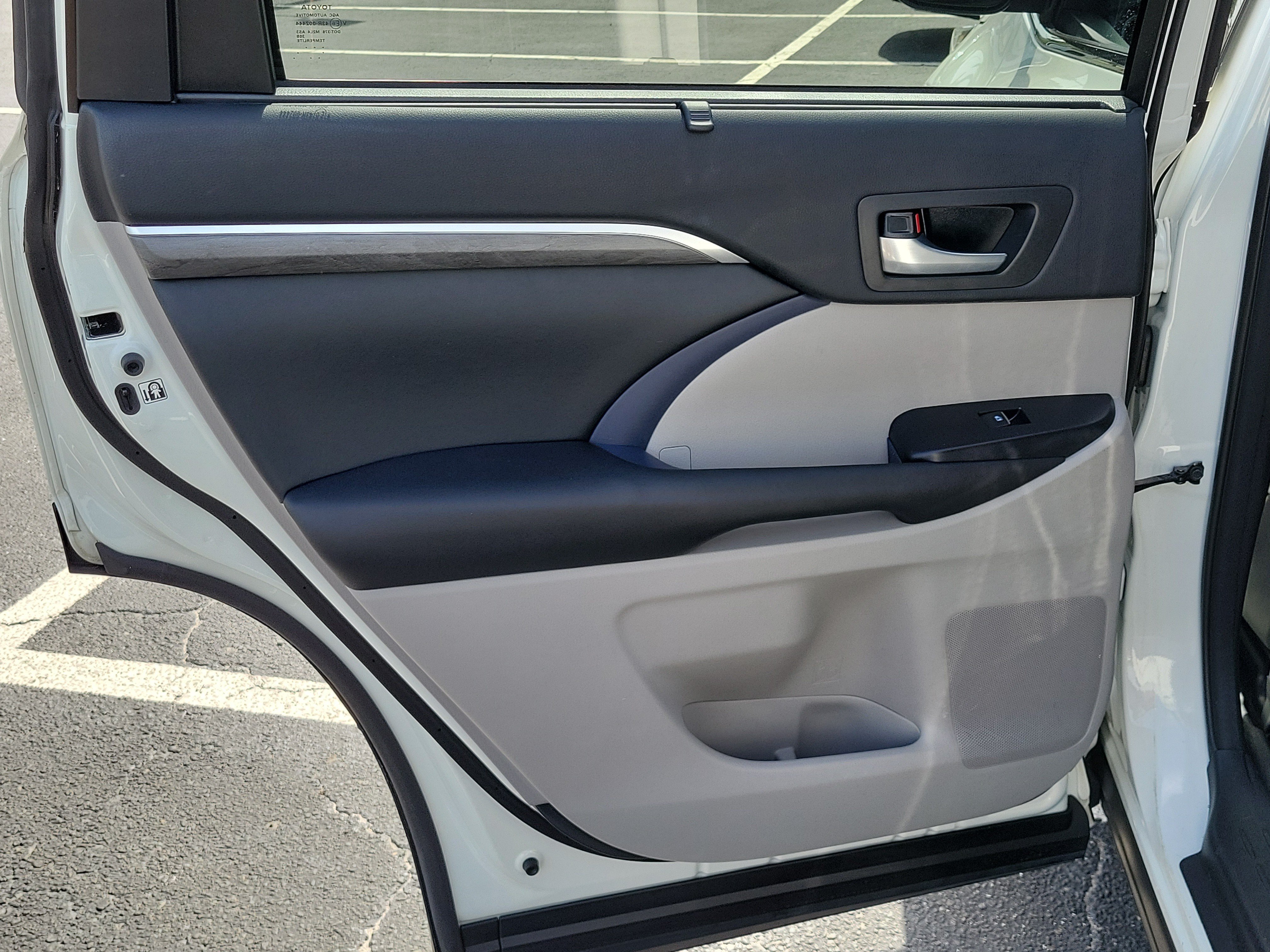Used 2018 Blizzard Pearl Toyota Limited image 11