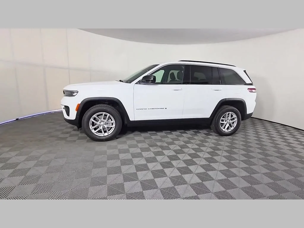 New 2026 Bright White Clear-Coat Exterior Paint Jeep Laredo X image 33