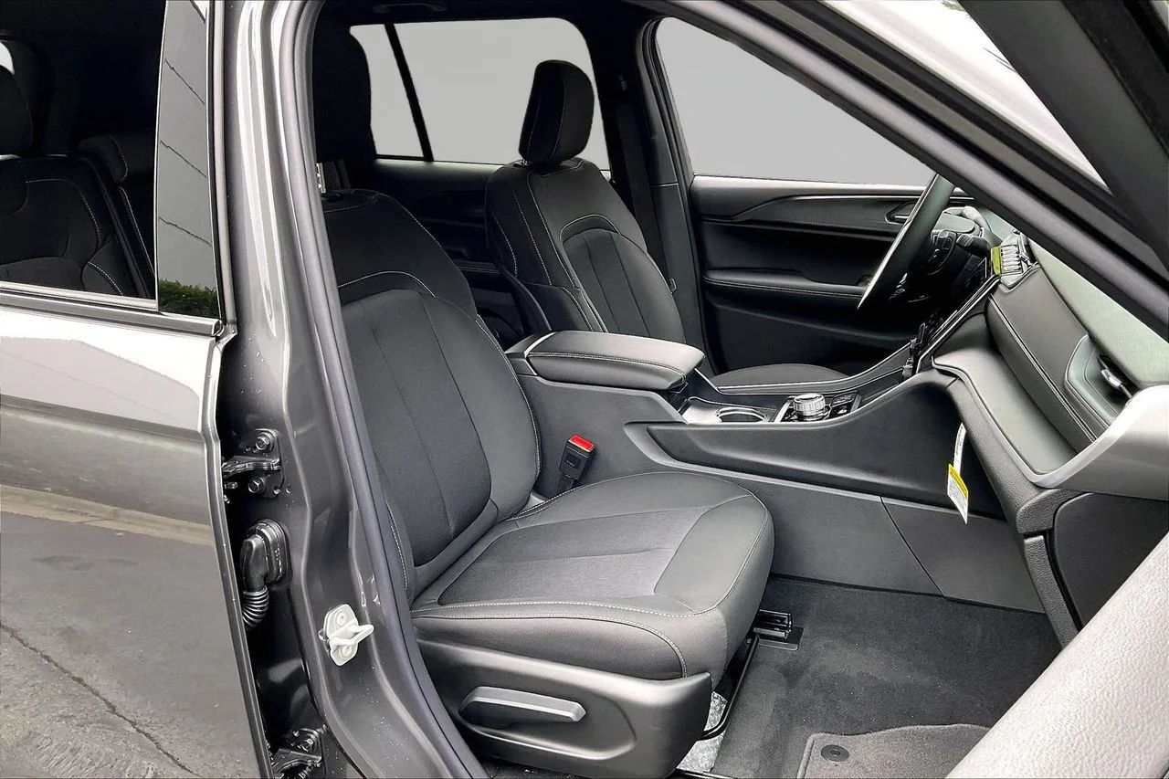 New 2026 Baltic Gray Metallic Clearcoat Jeep Laredo image 18