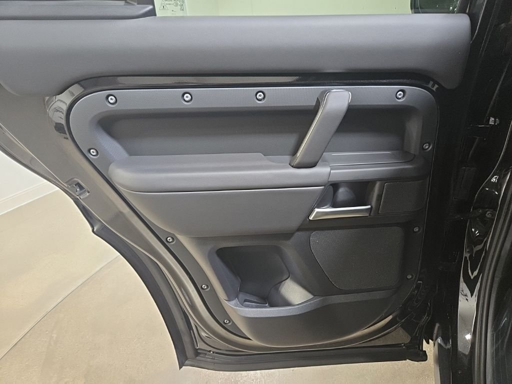 New 2026 Santorini Black Land Rover S image 25