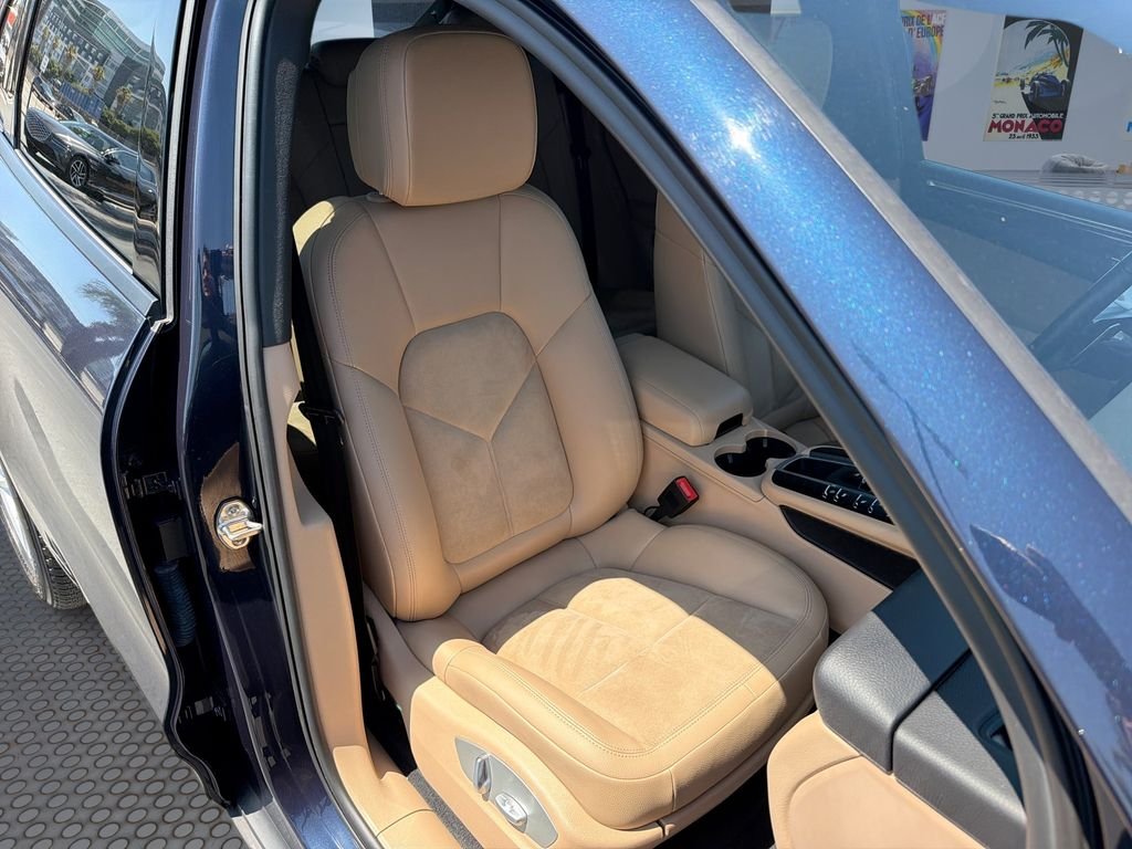 Used 2021  Porsche Base image 26